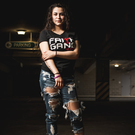 Camiseta clásica de cuello en V para mujer Faith Gang® (varios colores)