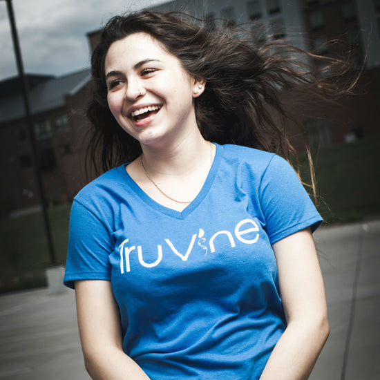 Camiseta de cuello en V para mujer de TruVine